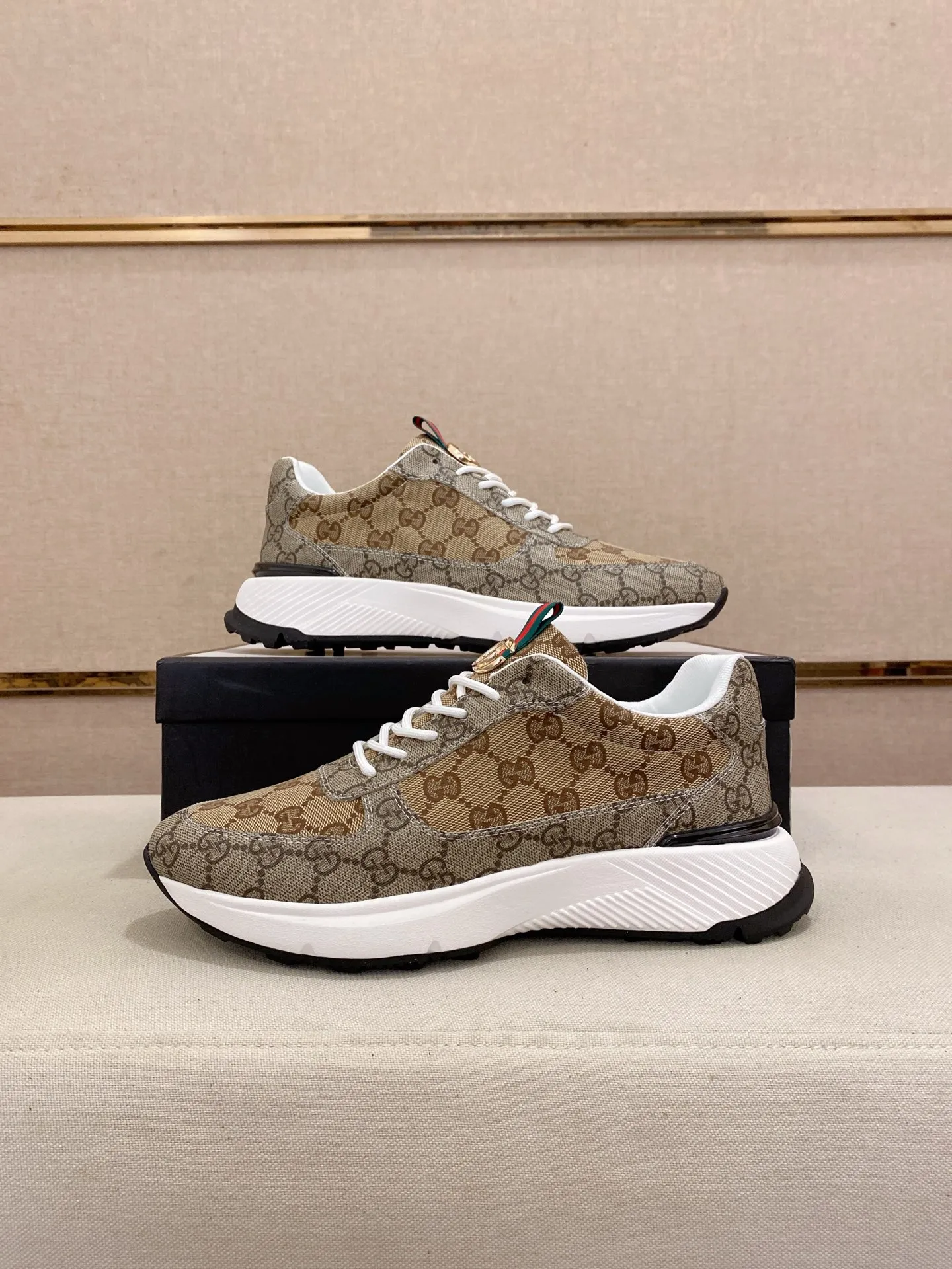 Men's shoes 💰 462💰The new GUCCI (Gucci) counters are launched simultaneously. The new men's shoes, 😘fabrics are selected from imported cowhide, and the lining is sheepskin lining. 👍🏿 High-end ☄️ air-cushion molded anti-slip rubber outsole, exquisite lines, simple and elegant, comfortable and high-end for leisure travel. Code number: 38 to 44 (45 can be customized and cannot be returned or exchanged)